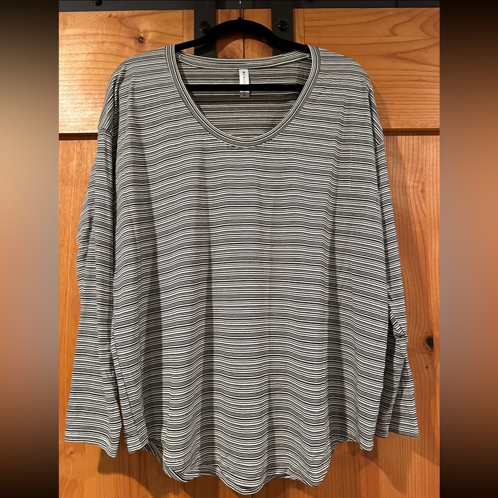 ATHLETA long sleeved scoop neck tee. Size XL
